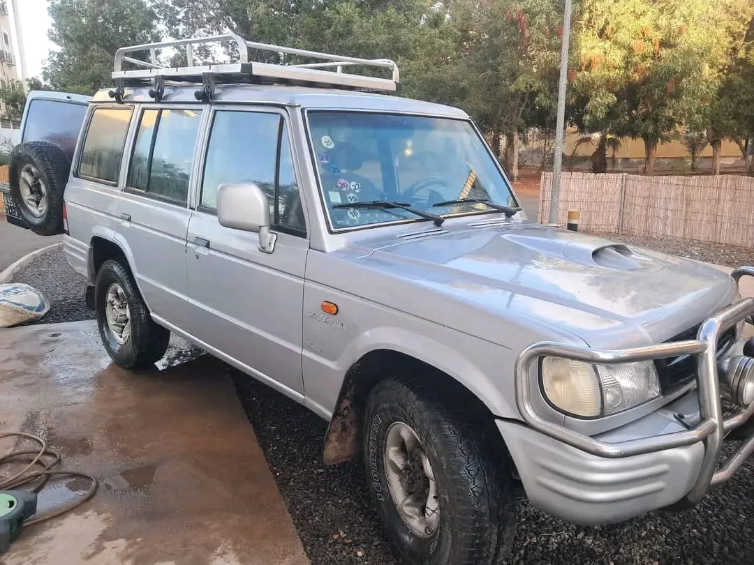 Hyundai Galloper 4x4 gris argent en bon état général à Djibouti, photo 1