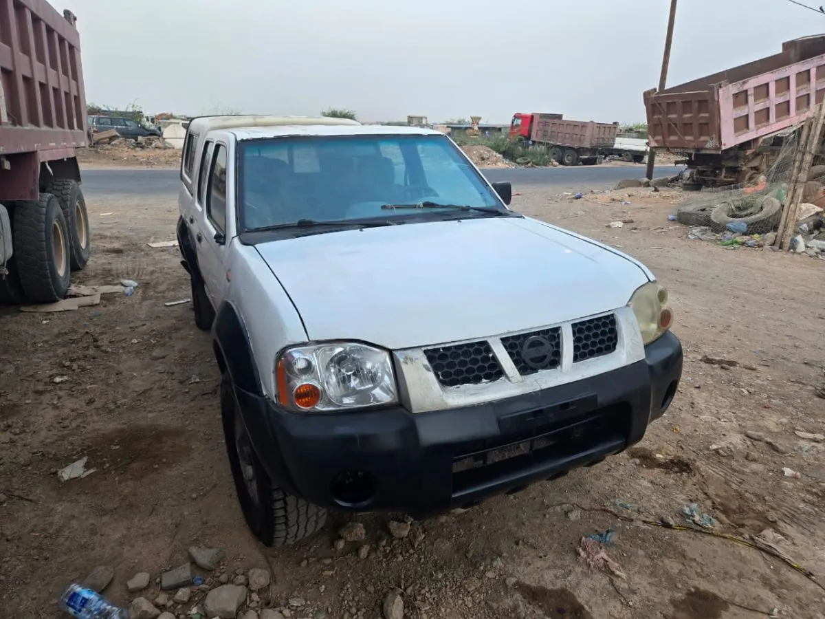Nissan Hardbody 4x4 utilitaire en bon état à Djibouti, photo 1