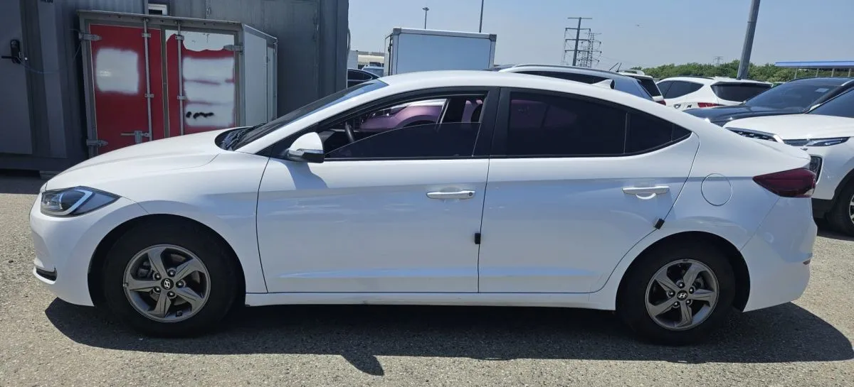 Hyundai Avante 2018 Berline diesel en excellent état à Djibouti listing photo