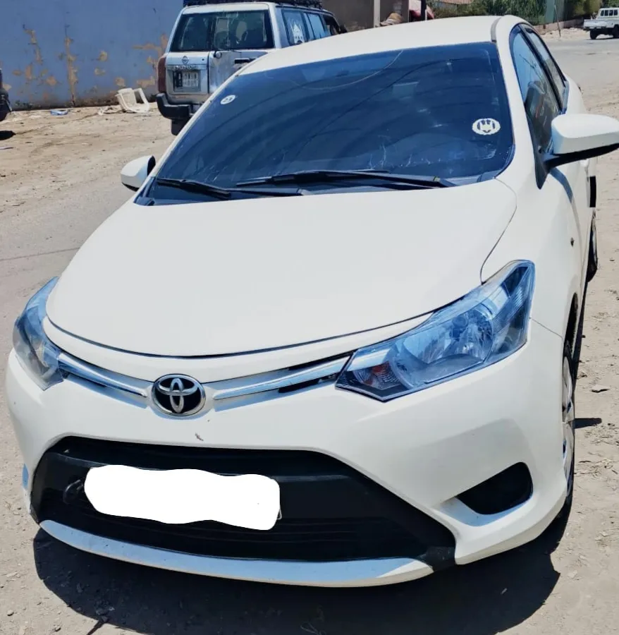 Toyota Yaris essence boîte automatique blanc en bon état à Djibouti listing photo