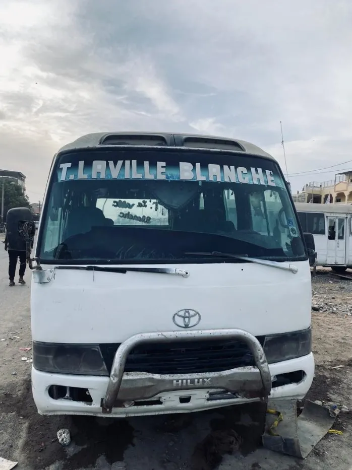 Bus Toyota Coaster 25 places, moteur d'origine, bon état à Djibouti, photo 1