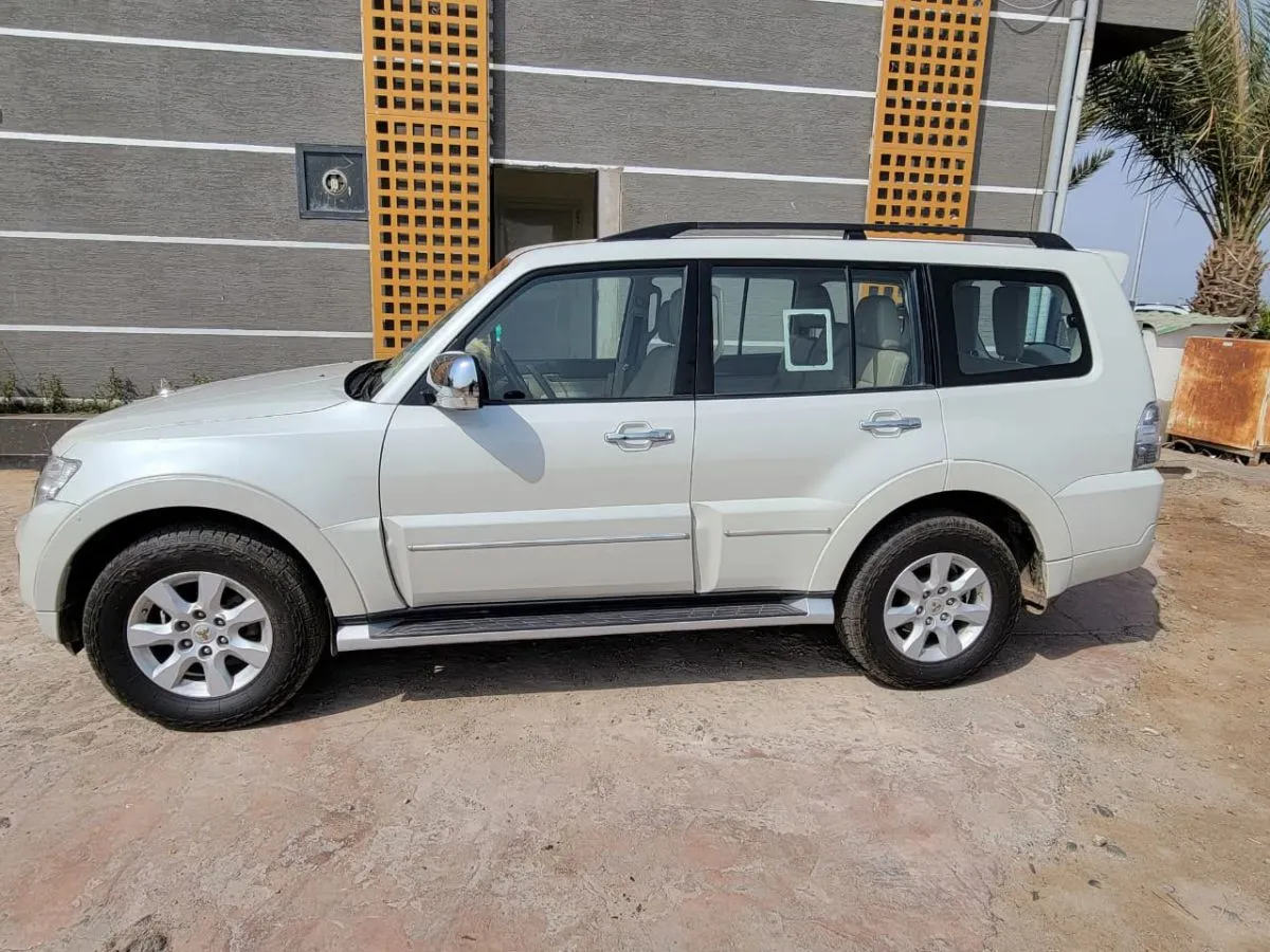 Mitsubishi Pajero 2019 essence, automatique, très bon état à Djibouti listing photo