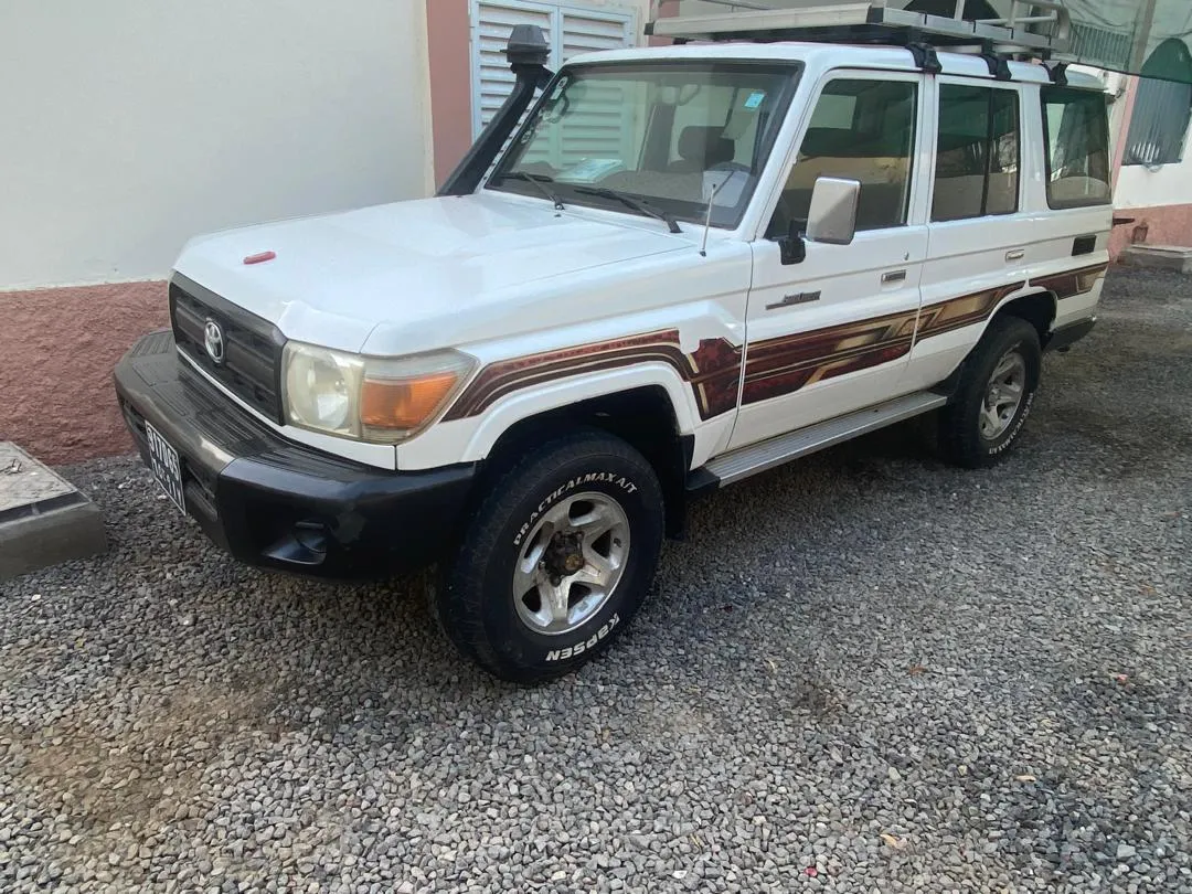 Toyota Hardtop HZJ76L 2015 en bon état à Djibouti listing photo