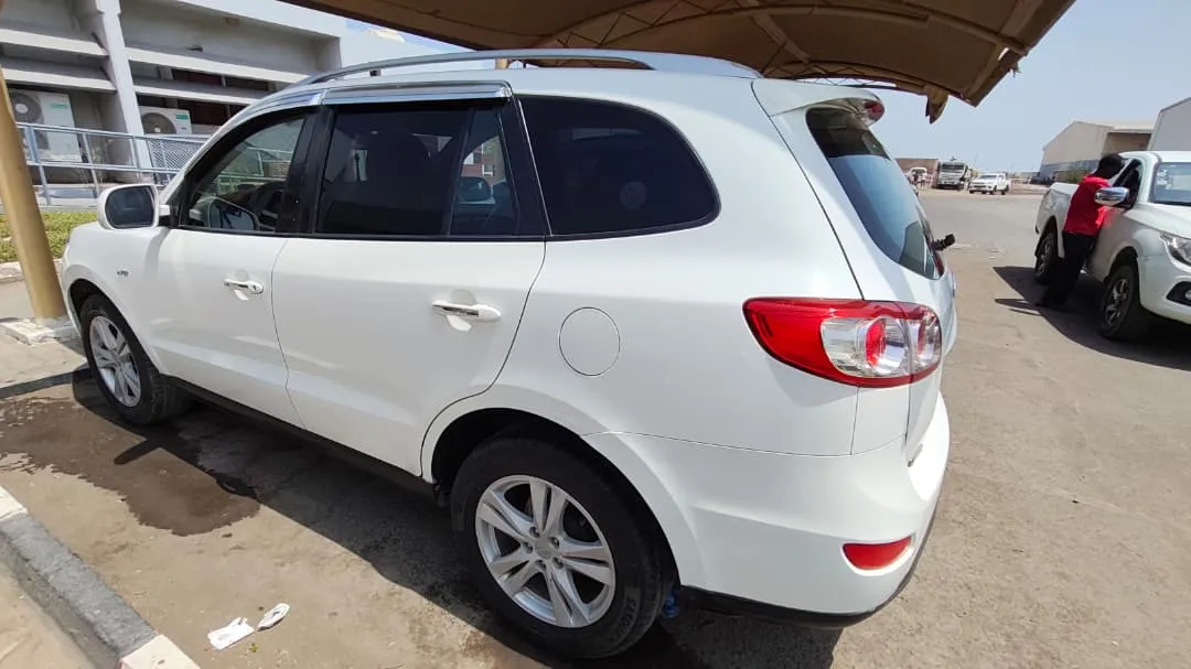 Hyundai Santa Fe diesel 2015, automatique, climatisation fonctionnelle à Djibouti listing photo